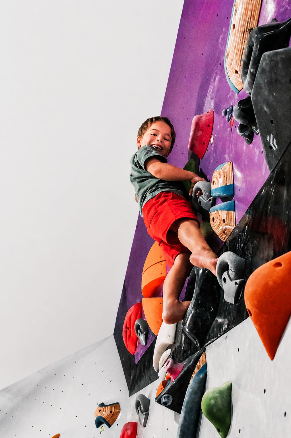 Criança escalando durante a colônia de férias